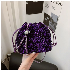 Dettaglio borsa a secchiello con paillettes viola, catena argento e chiusura a coulisse