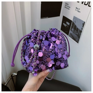 Dettaglio borsa a secchiello con paillettes viola, coulisse e catena in argento