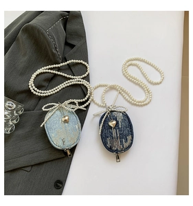 Détail de mini sacs en denim avec cœur à paillettes et bandoulières en perles