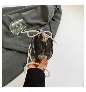 Mini sac ovale à sequins avec bandoulière perles et détail de pendentif cœur argenté