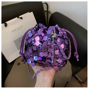 Dettaglio della borsa a secchiello con paillettes viola con coulisse e tracolla a catena