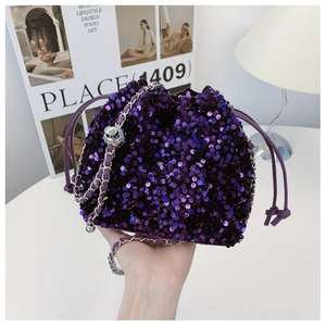 Dettaglio borsa a secchiello con paillettes viola con tracolla a catena e coulisse
