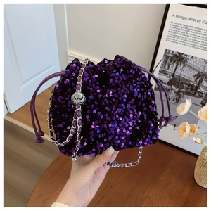 Dettaglio borsa a secchiello con paillettes viola con tracolla a catena e coulisse