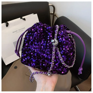 Dettaglio borsa a secchiello con paillettes viola, cordino in pelle e catena
