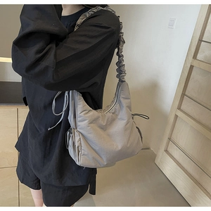 Grijze cloud bag met trekkoord en gerimpeld detail op de schouderband voor dames