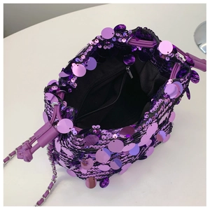Dettaglio interno della borsa a secchiello con paillettes viola e catena d'argento