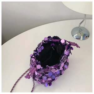 Dettaglio della borsa a secchiello con paillettes viola e tracolla a catena