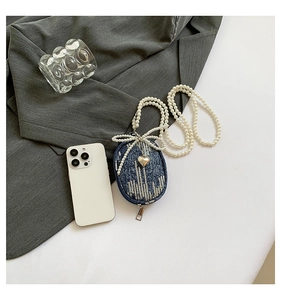 Mini sac bandoulière en denim avec paillettes argentées, chaîne perles et cœur