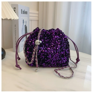 Dettaglio di borsa a secchiello con paillettes viola e tracolla a catena argentata