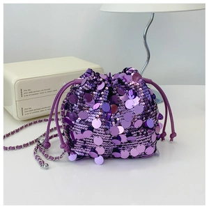 Dettaglio della borsa a secchiello con paillettes viola e catena in metallo argento