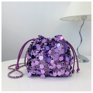 Dettaglio della borsa a secchiello con paillettes viola e tracolla in catena metallica