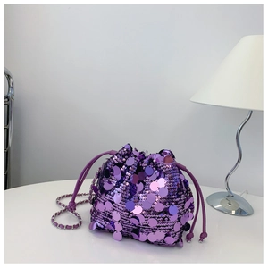 Dettaglio borsa a secchiello con paillettes viola, chiusura a coulisse e catena argento