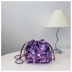 Dettaglio borsa a secchiello con paillettes viola e tracolla a catena argento
