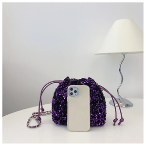 Dettaglio borsa a secchiello con paillettes viola con coulisse e catena argento