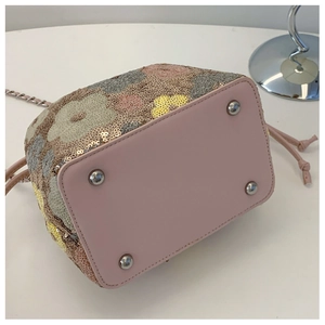 Vista del fondo del secchiello di paillettes rosa con piedini protettivi e motivo floreale
