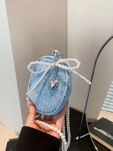 Mini sac bandoulière en denim bleu avec chaîne de perles et pendentif coeur