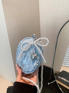 Mini sac bandoulière en denim bleu avec paillettes argentées et chaîne en perles pour femmes