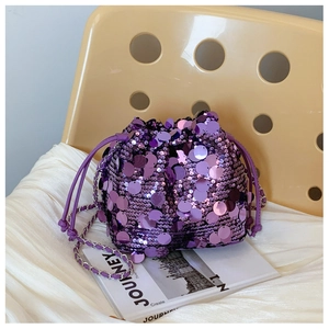 Dettaglio della borsa a secchiello con paillettes viola, coulisse e tracolla
