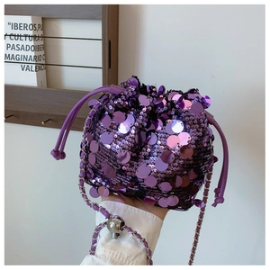 Dettaglio borsa a secchiello con paillettes viola e chiusura con coulisse e catena