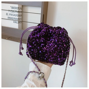Dettaglio borsa a secchiello con paillettes viola scuro, coulisse e tracolla a catena