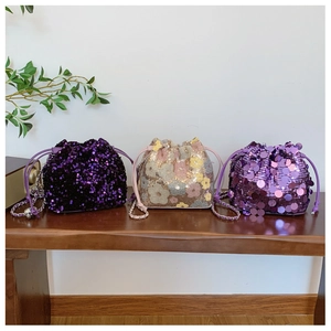 Dettaglio di borse a secchiello con paillettes viola e ricami di perline floreali