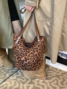 Chic leopard print bucket bag with large capacity and brown leather shoulder straps