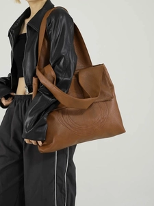 Retro brown large capacity tote bag with circular stitching on shoulder for women
