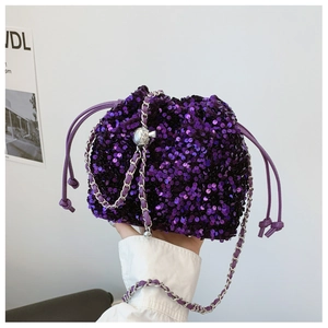 Dettaglio borsa a secchiello con paillettes viola con tracolla a catena e chiusura