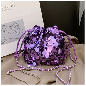 Dettaglio della borsa a secchiello con paillettes viola e tracolla a catena