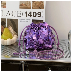 Dettaglio borsa a secchiello con paillettes viola e catena in metallo argentato