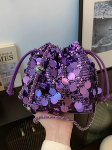 Secchiello alla moda con paillettes viola con coulisse e tracolla a catena d'argento