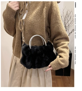Détail du sac nuage en fausse fourrure noire avec poignée en strass et chaîne