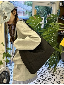 Μεγάλη μαύρη πλισέ τσάντα tote για γυναίκες με casual σχέδιο ώμου από καμβά