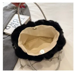 Détail de l'intérieur du sac en fausse fourrure noire avec boucle magnétique en métal