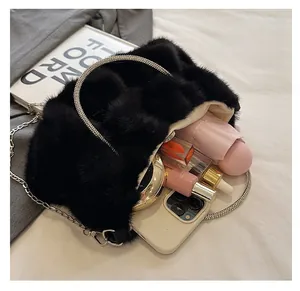 Vue détaillée du sac en fausse fourrure noire montrant un intérieur spacieux pour accessoires