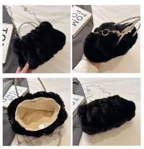 Vue détaillée du sac en fourrure noire avec poignées en strass et bandoulière chaîne argent