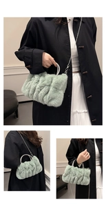 Détail du sac en peluche vert menthe avec poignée en métal argenté et bandoulière chaîne