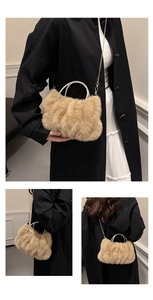 Détail du sac nuage en peluche avec poignée en strass et bandoulière en chaîne