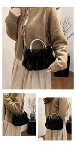 Détail du sac en fausse fourrure noire avec poignée en strass et chaîne en métal