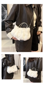 Détail du sac nuage en fausse fourrure blanche avec poignées strass et chaîne