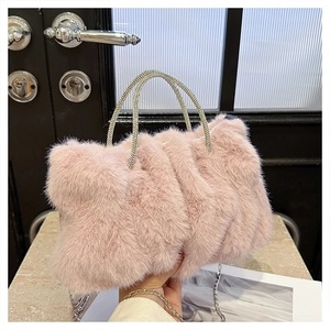 Détail du sac nuage en fausse fourrure rose avec poignée en cristal et bandoulière chaîne