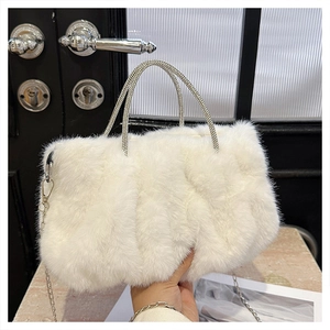 Détail macro du tissu en peluche blanc doux et de la bandoulière en chaîne de ce sac à main
