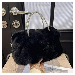Détail du sac à main en fausse fourrure noire avec poignées rondes en strass argentés
