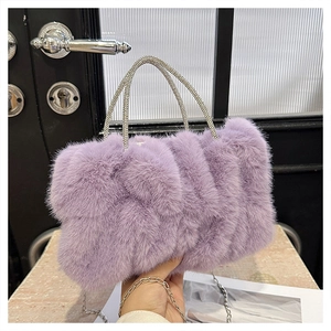 Détail du sac nuage en fausse fourrure lavande avec poignées strass et chaîne argentée