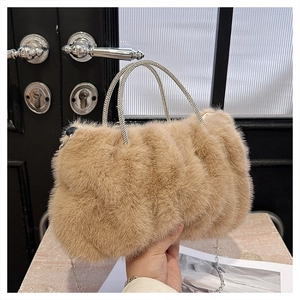 Détail du sac nuage en peluche camel avec poignée en strass et chaîne en métal