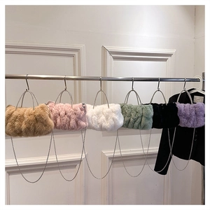 Sacs à main en peluche nuage en six couleurs avec poignées perle et chaînes métal