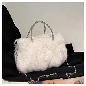 Détail du sac nuage en peluche blanche avec poignée en cristal et chaîne argentée