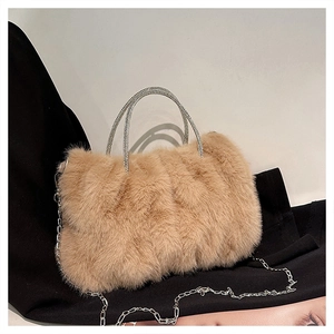 Détail du sac nuage en peluche marron clair avec poignée cristal et chaîne argent