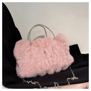 Détail macro du sac en fausse fourrure rose avec texture plissée et poignées à strass