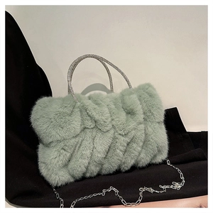 Détail du sac à main en fausse fourrure vert clair avec poignée en strass et chaîne argentée